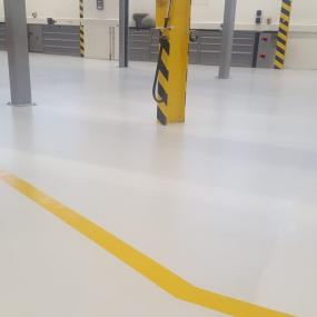 Self smoothing resin floor